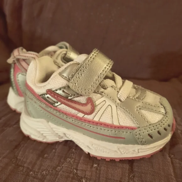 Nike Dart VI sneakers for children size white and pink